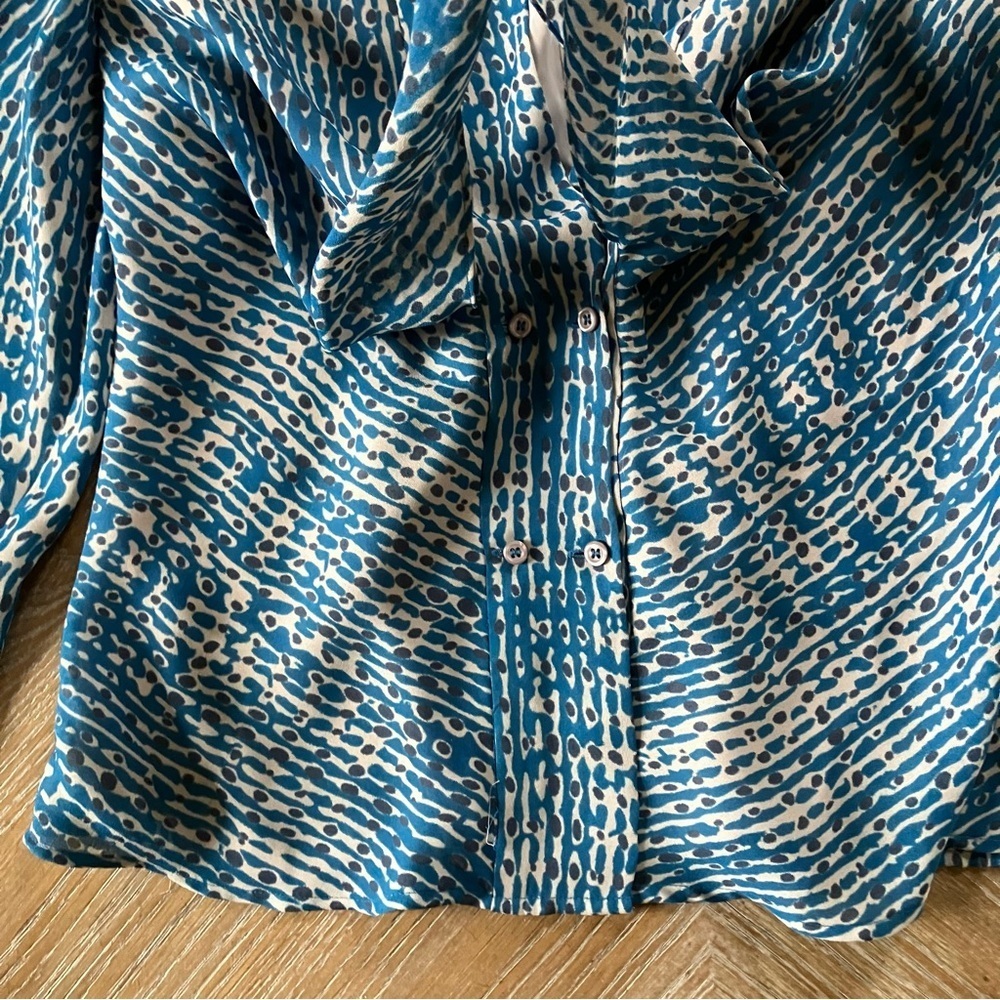 Kasper Woman’s V-neck Tie Button Down Abstract Blue Blouse (10) - Picture 3 of 7